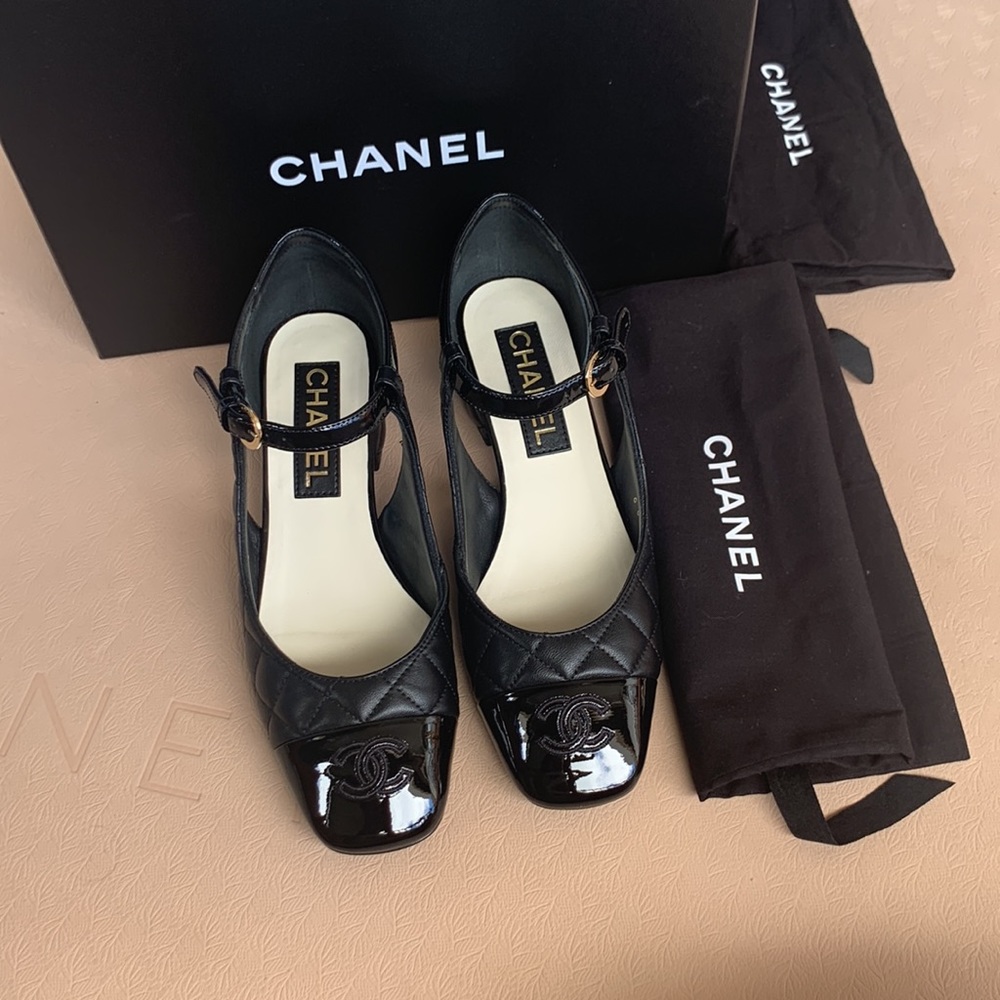 2022 Interlocking CC Logo D'Orsay Pumps